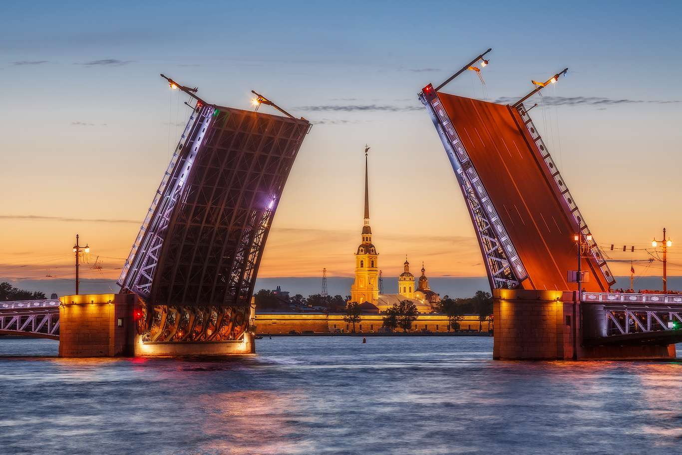 Дворцовый мост в Санкт-Петербурге 2021